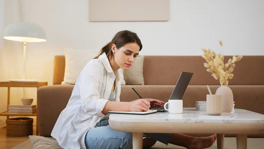 Mujer joven estudiando con su ordenador portátil