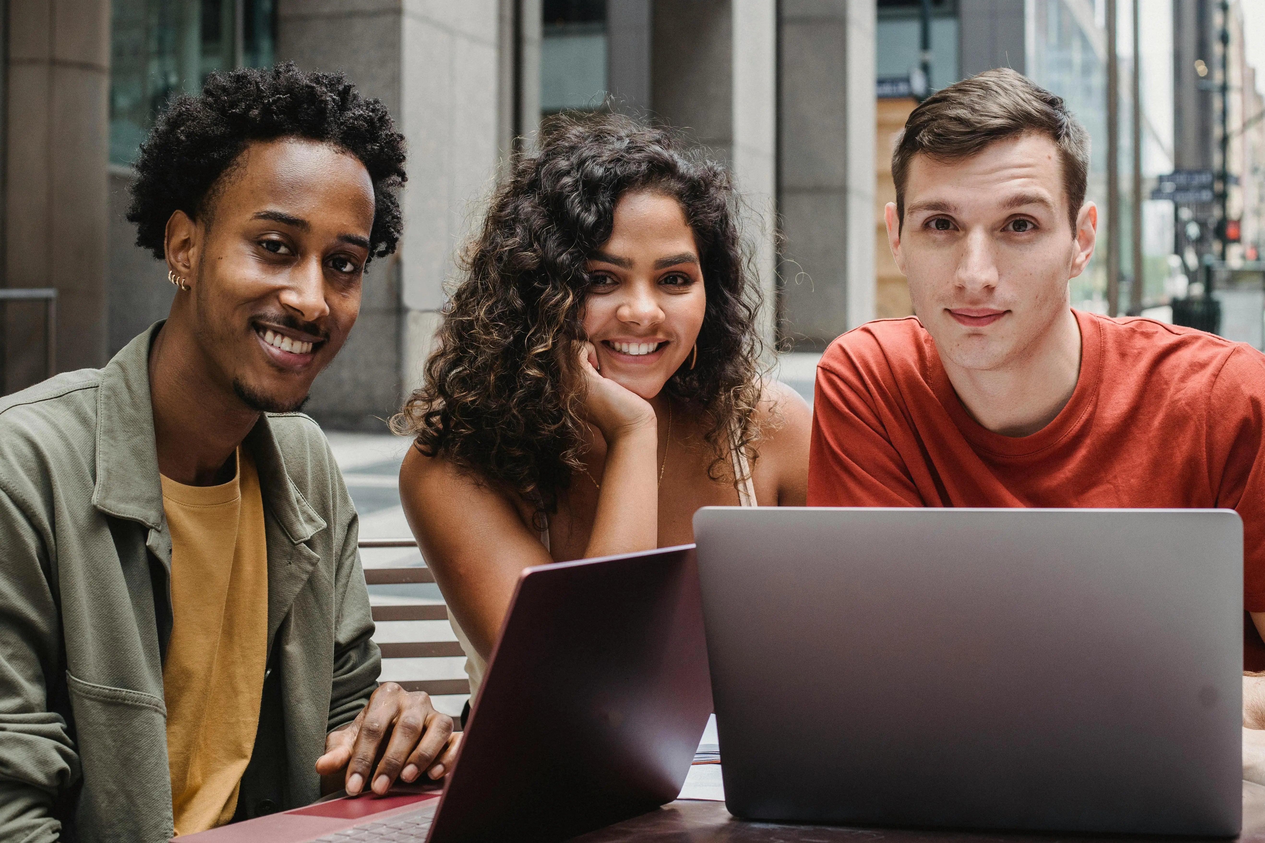 Grupo de tres estudiantes estudiando online